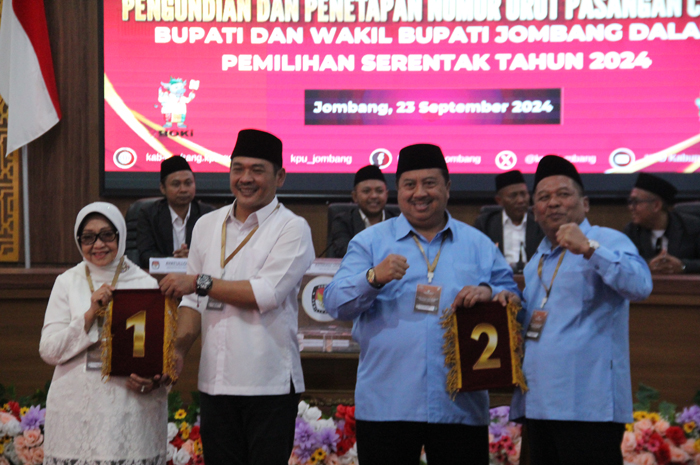 Paslon Murah dan Warsa menunjukkan nomor urut mereka dalam Pilbup Jombang 2024