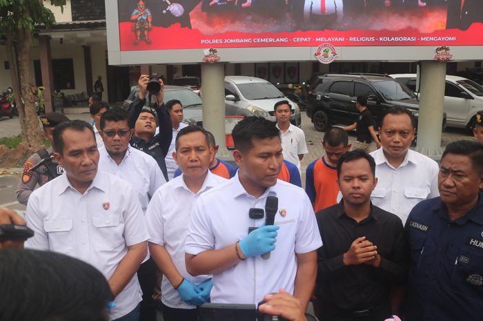 Kasatreskrim Polres Jombang AKP Margono Suhendra saat memberikan keterangan soal aksi pembobolan konter yang dilakukan komplotan remaja di Jombang