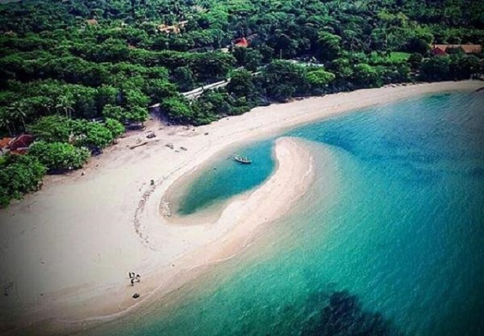 Pantai Sembilan di Madura