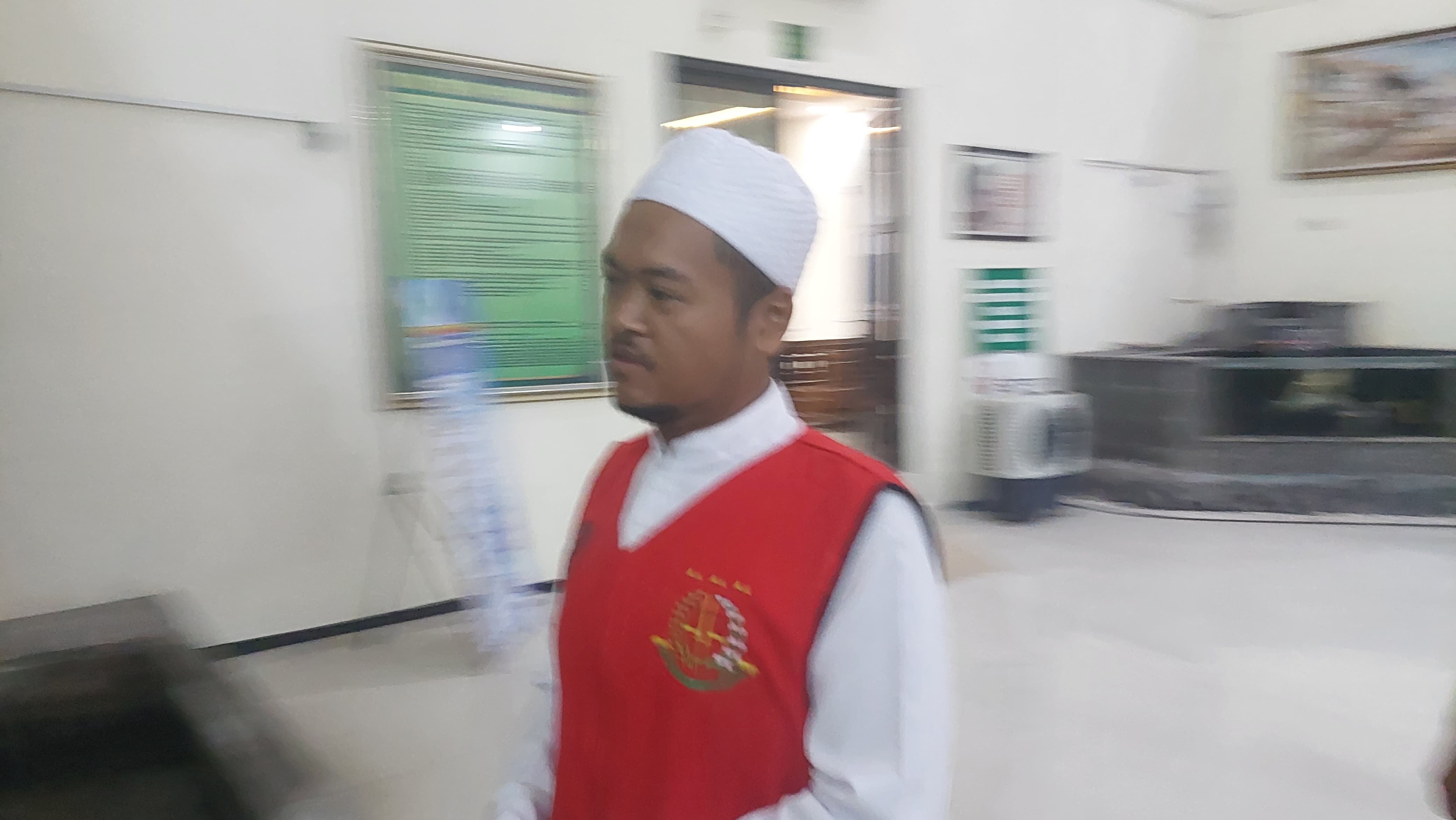 MFI, 29, terdakwa kasus persetubuhan anak sekaligus adik ipar di Jombang usai mengikuti persidangan di PN Jombang