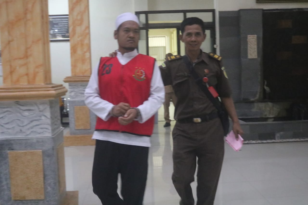 MFI, eks staf Bawaslu Jombang yang tega setubuhi adik ipar berkali-kali saat digiring menuju ruang sidang