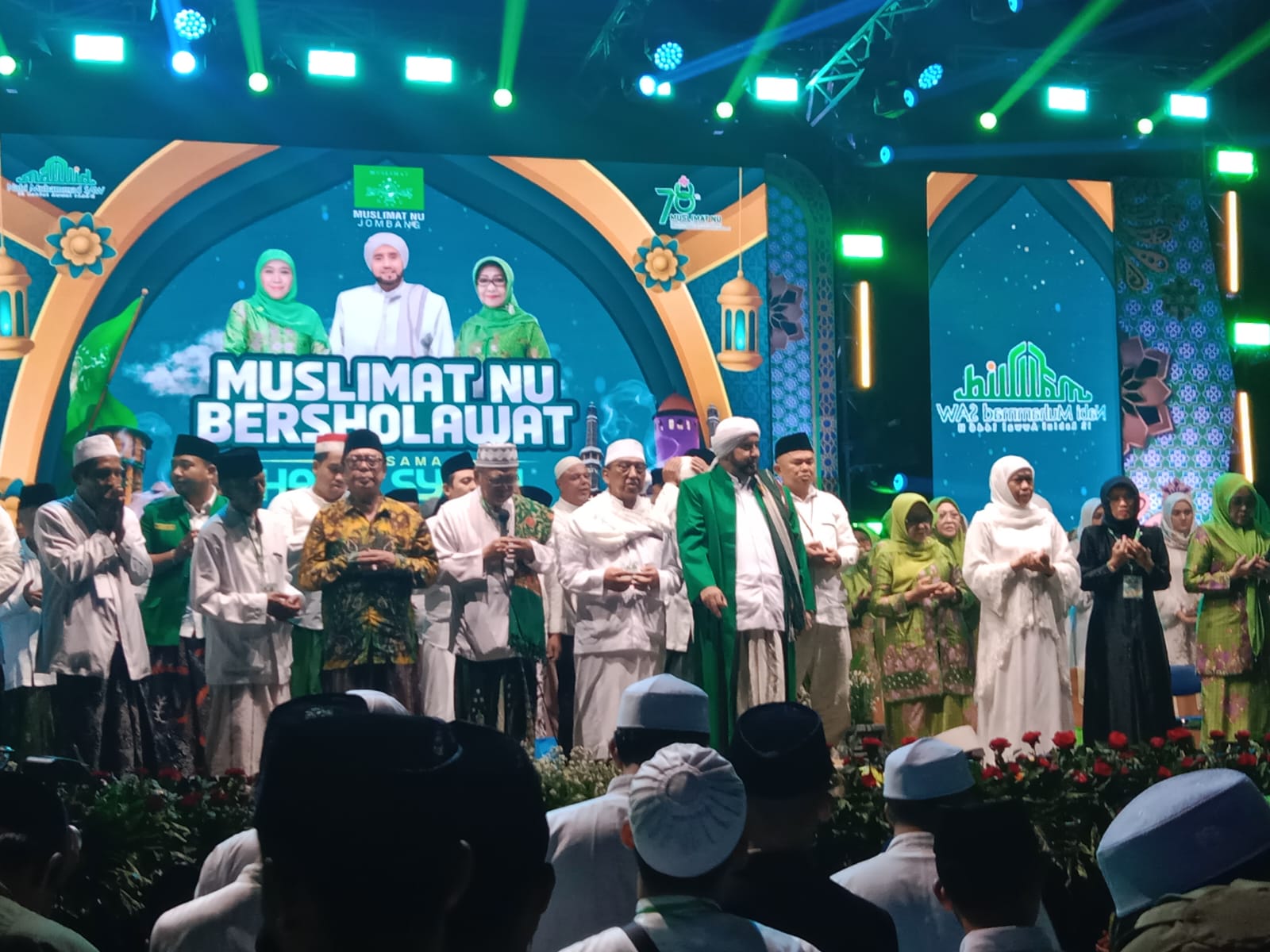 Salawatan memperingati harlah Muslimat NU ke 78 dihadiri Ketua PC Muslimat NU Jombang Mundjidah Wahab, Ketua Umum PP Muslimat NU, Khofifah Indar Parawansa dan Habib Syech di Alun-Alun Jombang