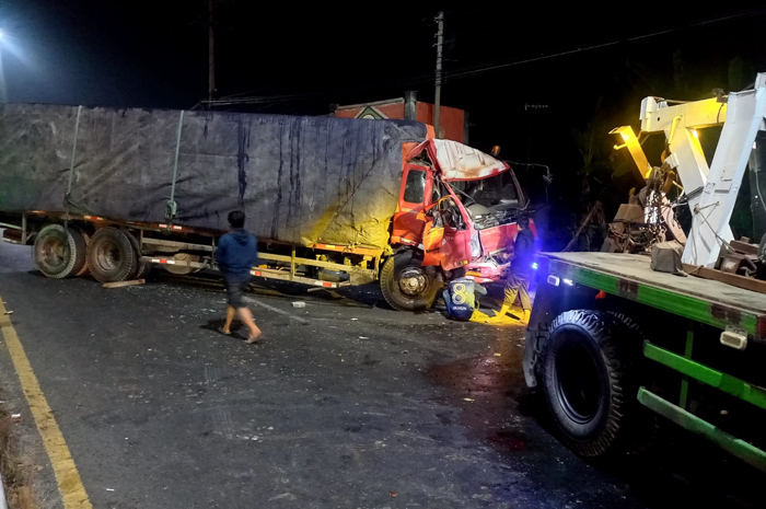 Kondisi truk yang terlibat kecelakaan di Jalan Raya Mojoagung Selasa (24/9) dini hari