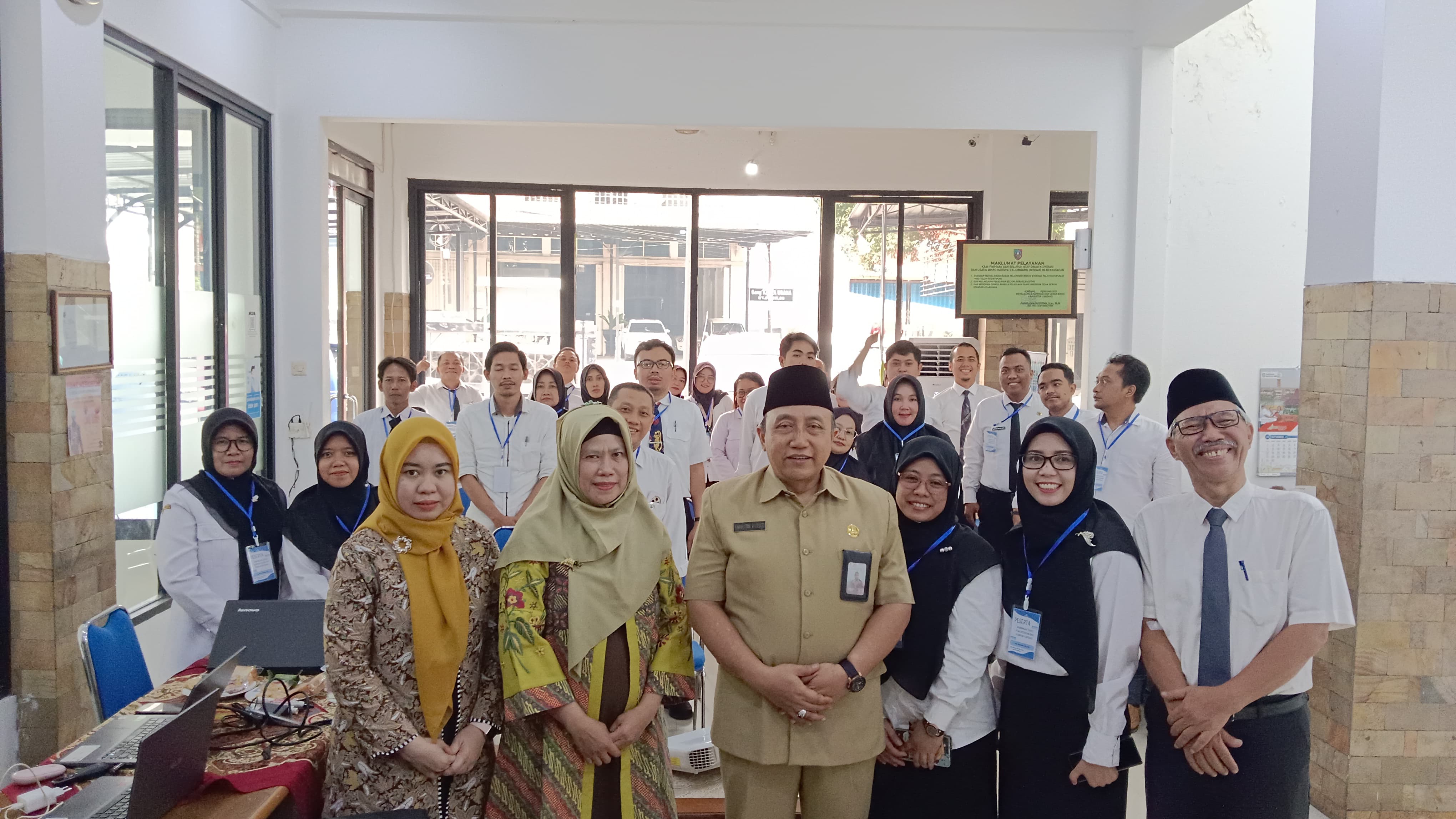 Kepala Dinkop UM Jombang, Fahrudin Widodo SH MM, bersama peserta bimtek, Senin (23/9).