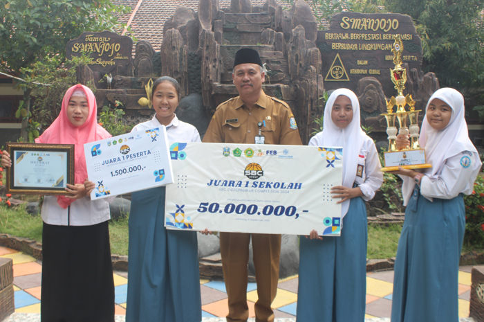 Kepala SMAN Jogoroto, Mualim SPd MPd, bersama tim pemenang dan guru prakarya dan kewirausahaan.