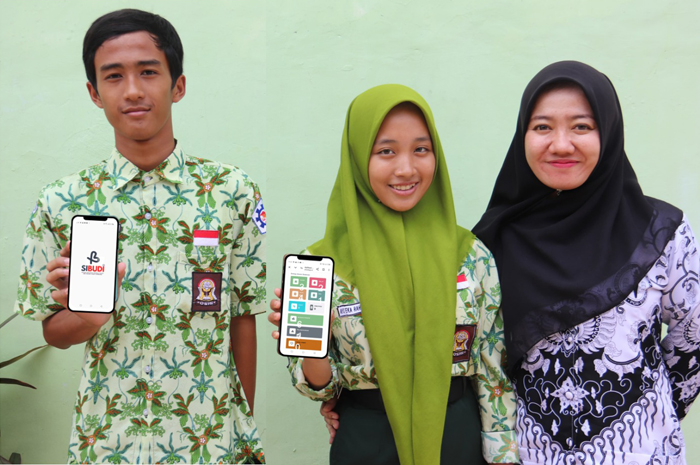 INOVATIF: Siswa dan guru SMKN Kudu, Jombang menunjukkan aplikasi Si Budi+.