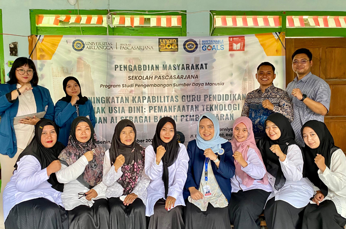 mahasiswa Pascasarjana Unair bersama guru RA Nizhamiyah, Desa Rejoagung, Kecamatan Ploso