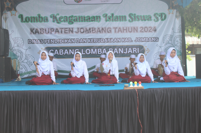 SEMANGAT: Para siswa saat mengikuti lomba keagamaan di Dinas Pendidikan dan Kebudayaan Kabupaten Jombang, Kamis (26/9).