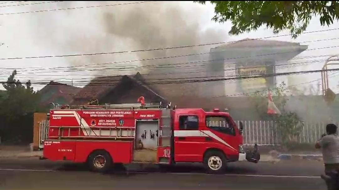 Kebakaran rumah tingkat di Kaliwungu, Jombang ini ternyata dipicu aksi rebutan warisan