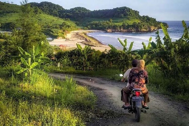 Pantai Molang di Tulungagung