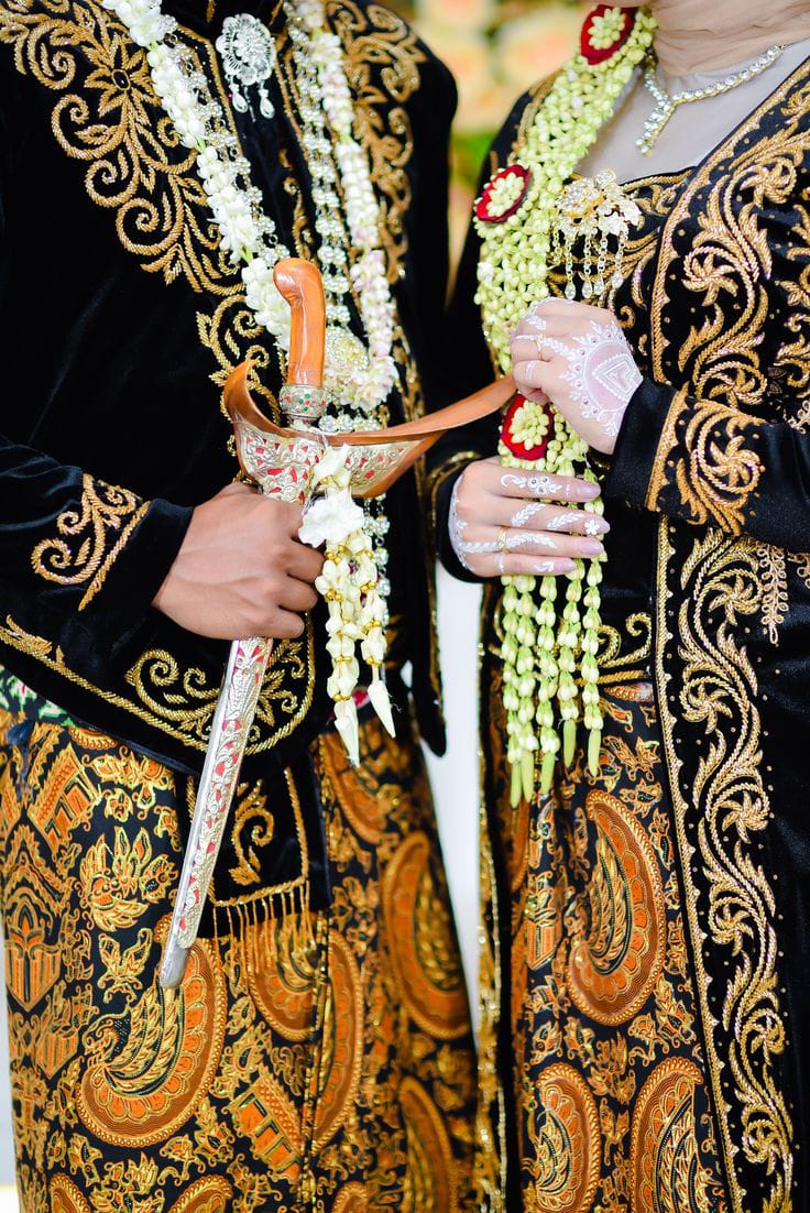 Ilustrasi pasangan pengantin adat jawa