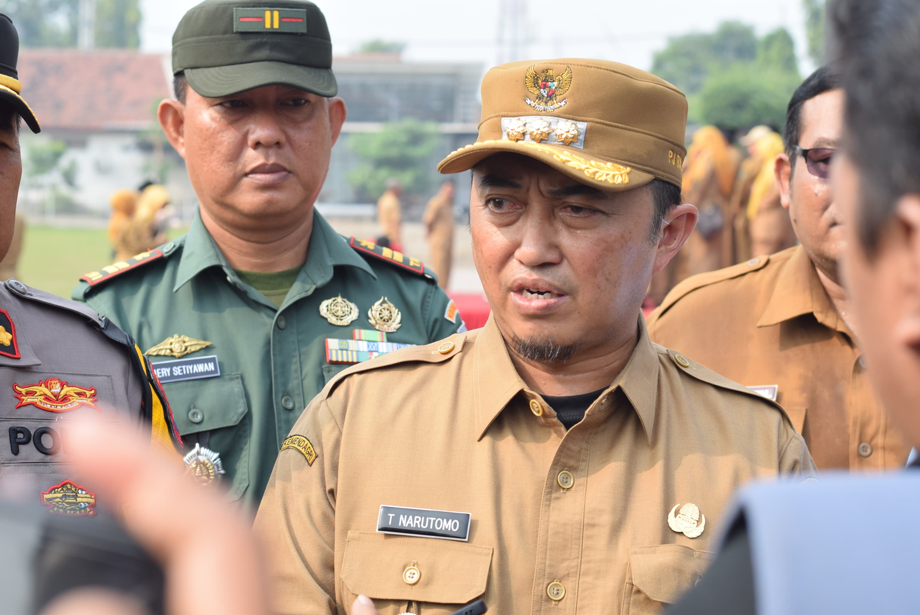 BERI ARAHAN: Pj Bupati Jombang Teguh Narutomo saat memberikan arahan dalam ikrar netralitas ASN, Selasa (24/9).