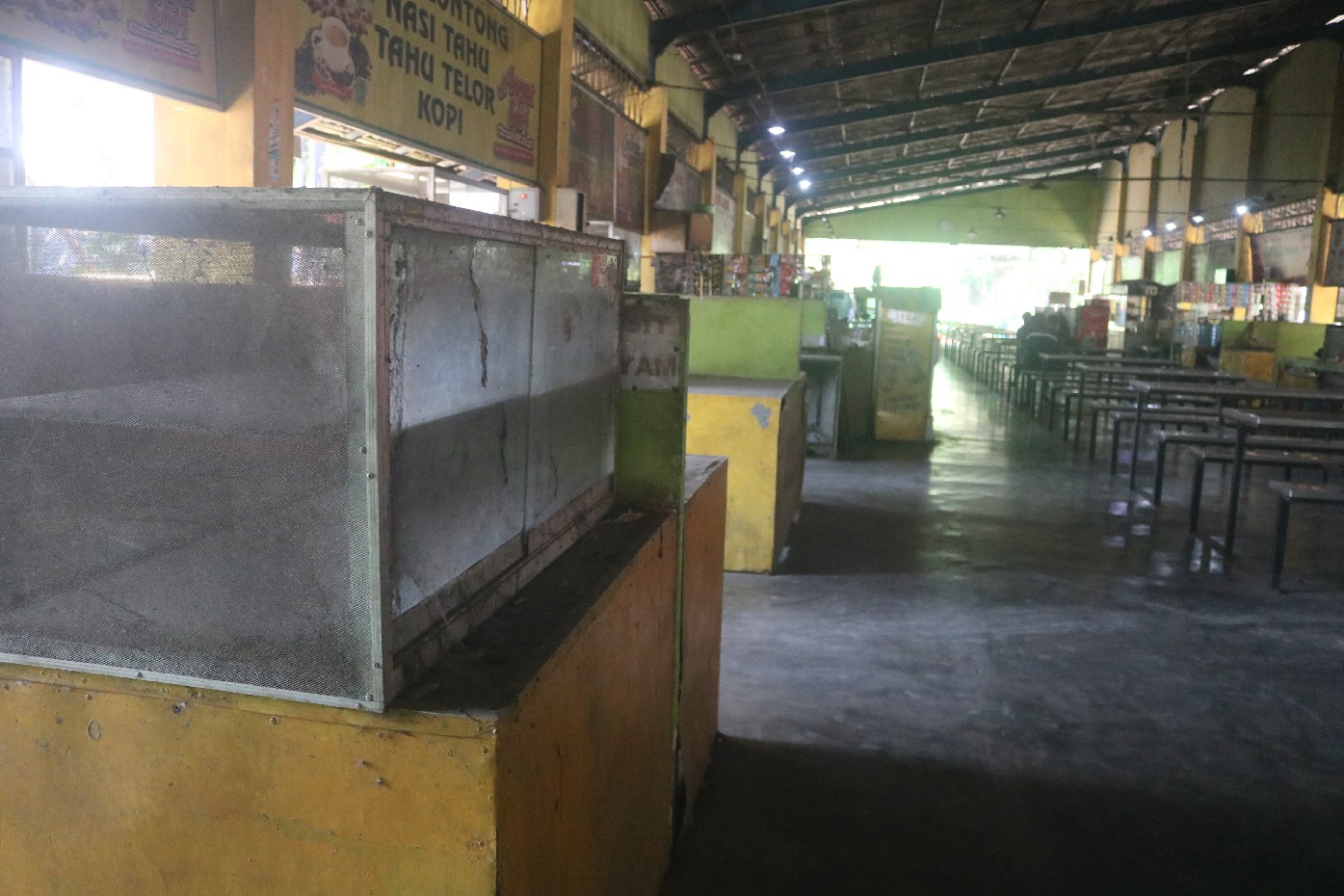 Kondisi pujasera Kebonrojo Jombang yang masih belum jelas penataannya