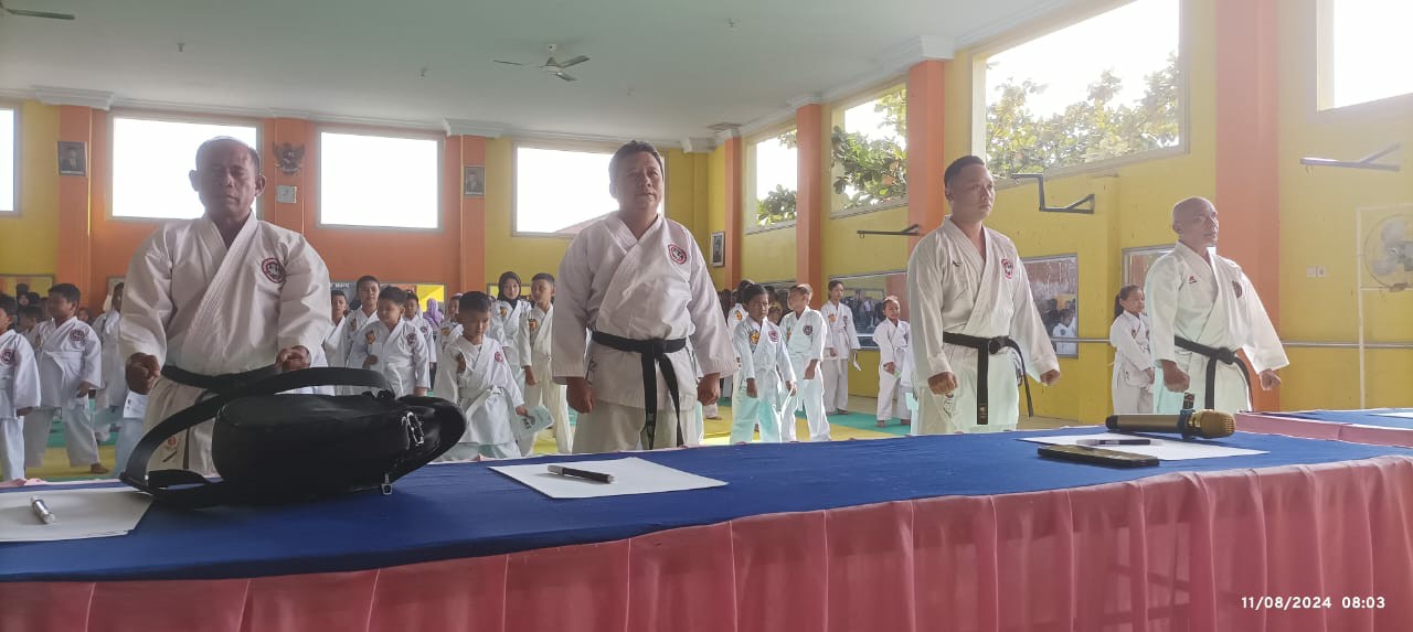 Karateka Jombang saat ujian kenaikan tingkat di Dojo Mahameru.