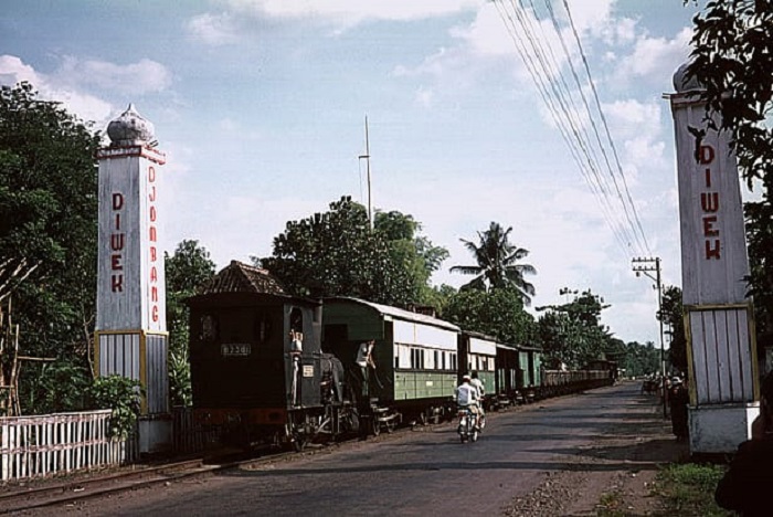 Kereta Api Kediri Stoomtram Maatchappij saat melintasi wilayah Diwek, Jombang