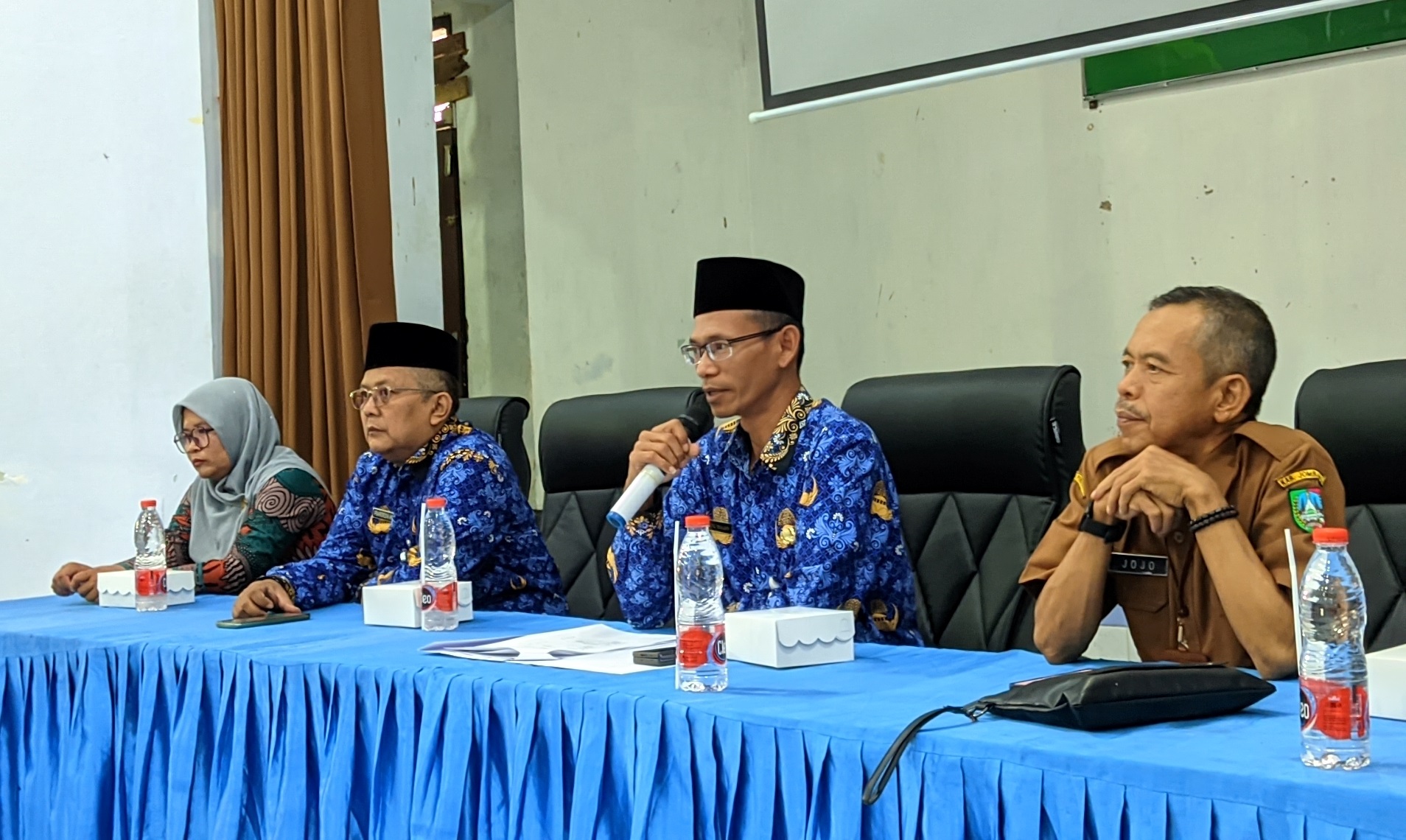 Plh Sekretaris Dinas P dan K, Abdul Majid (pegang mic pakai batik korpri) membuka bimtek pendidikan inklusif di Aula 1 Dinas P dan K Jombang, 17 September.