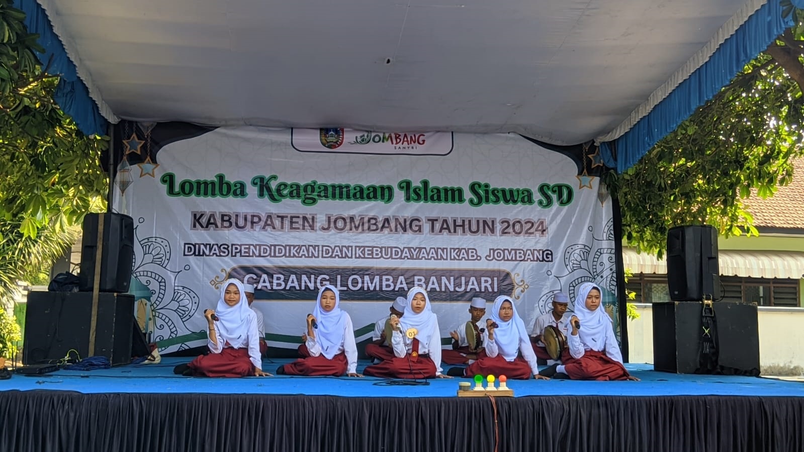 Penampilan siswa SD dalam kegiatan lomba keagamaan Islam.