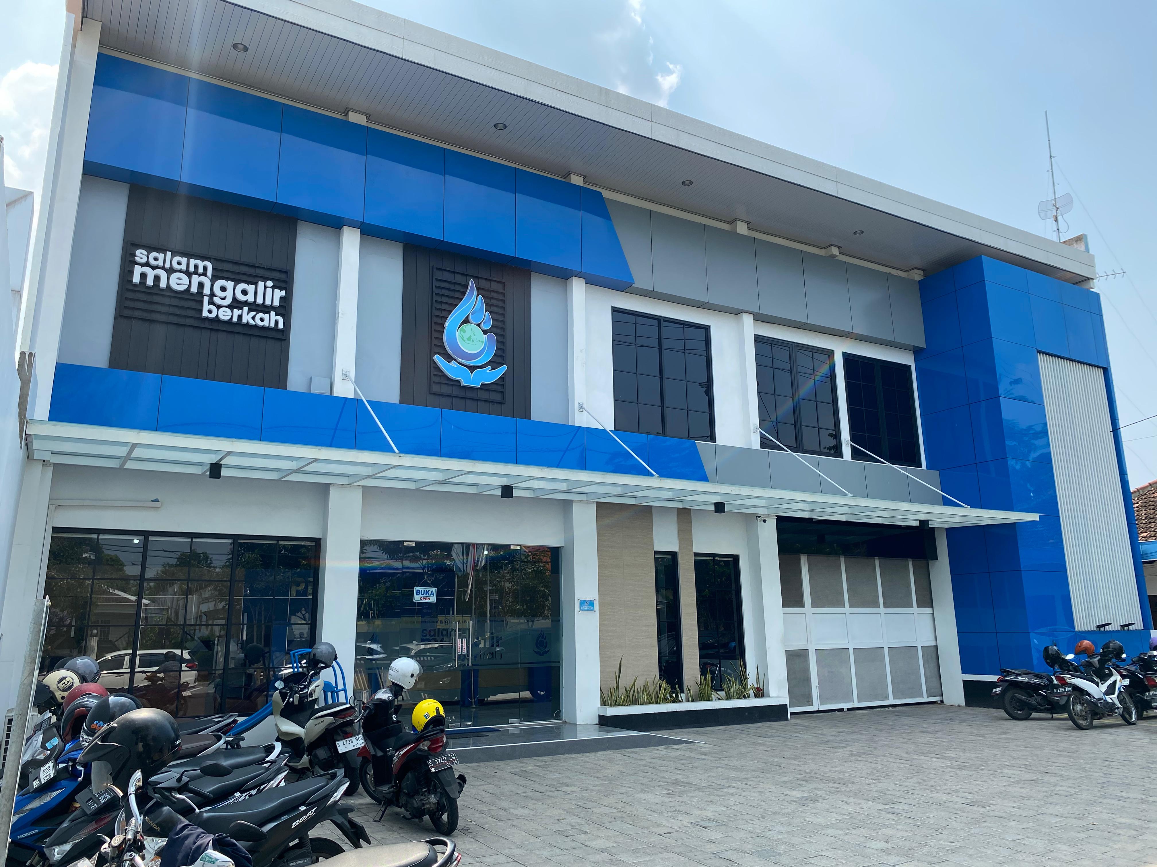 Kantor Tirta Kencana Jombang di Jl. KH. Wahid Hasyim No.136