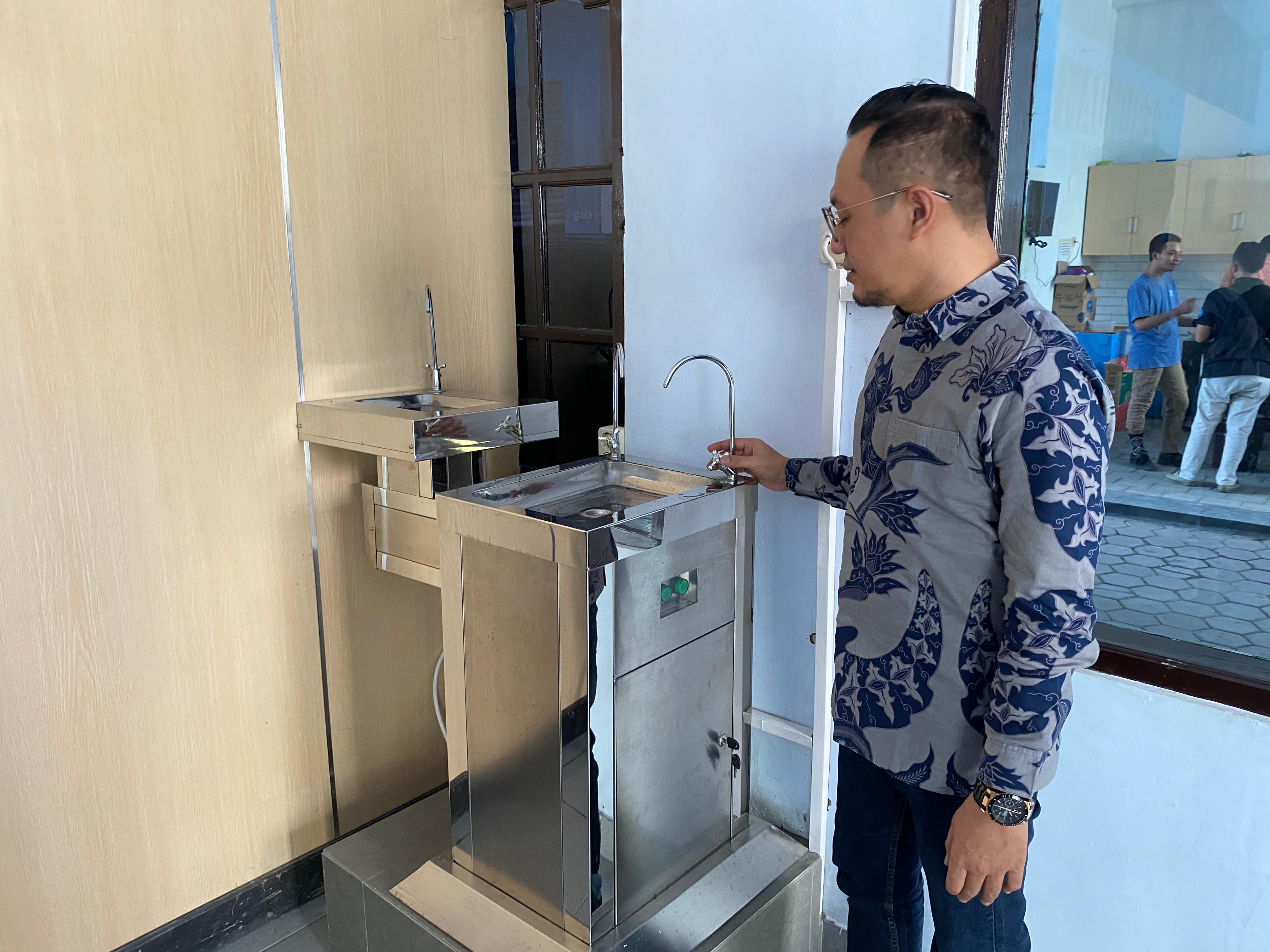 Direktur Perumdam Tirta Kencana Jombang, Khoirul Hasyim menunjukkan alat Tikasim di kantor Perumdam Tirta Kencana Jombang