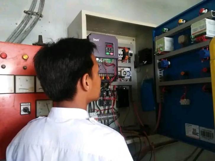 : Pegawai Perumdam Tirta Kencana Jombang menggunakan inverter VSD (Variable Speed Drive) pada pompa jaringan.