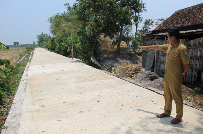 MAJU: Sekdes Sumberagung Kecamatan Peterongan Haris Andi Lesmono saat menunjukkan hasil pembangunan rabat beton jalan usaha tani (JUT).