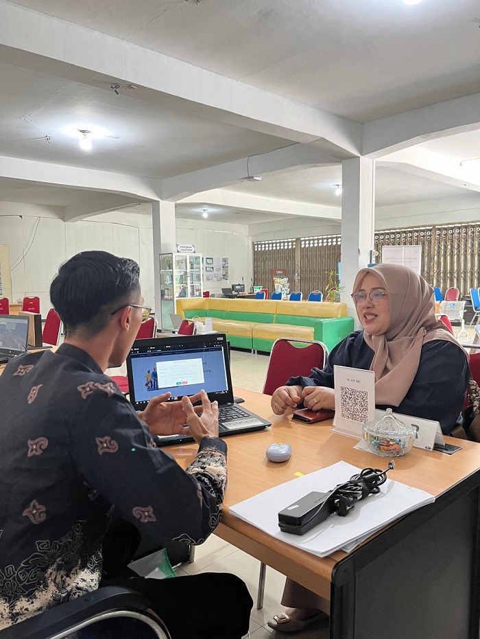 Petugas tengah melayani pemohon di kantor Dinas PUPR Jombang.