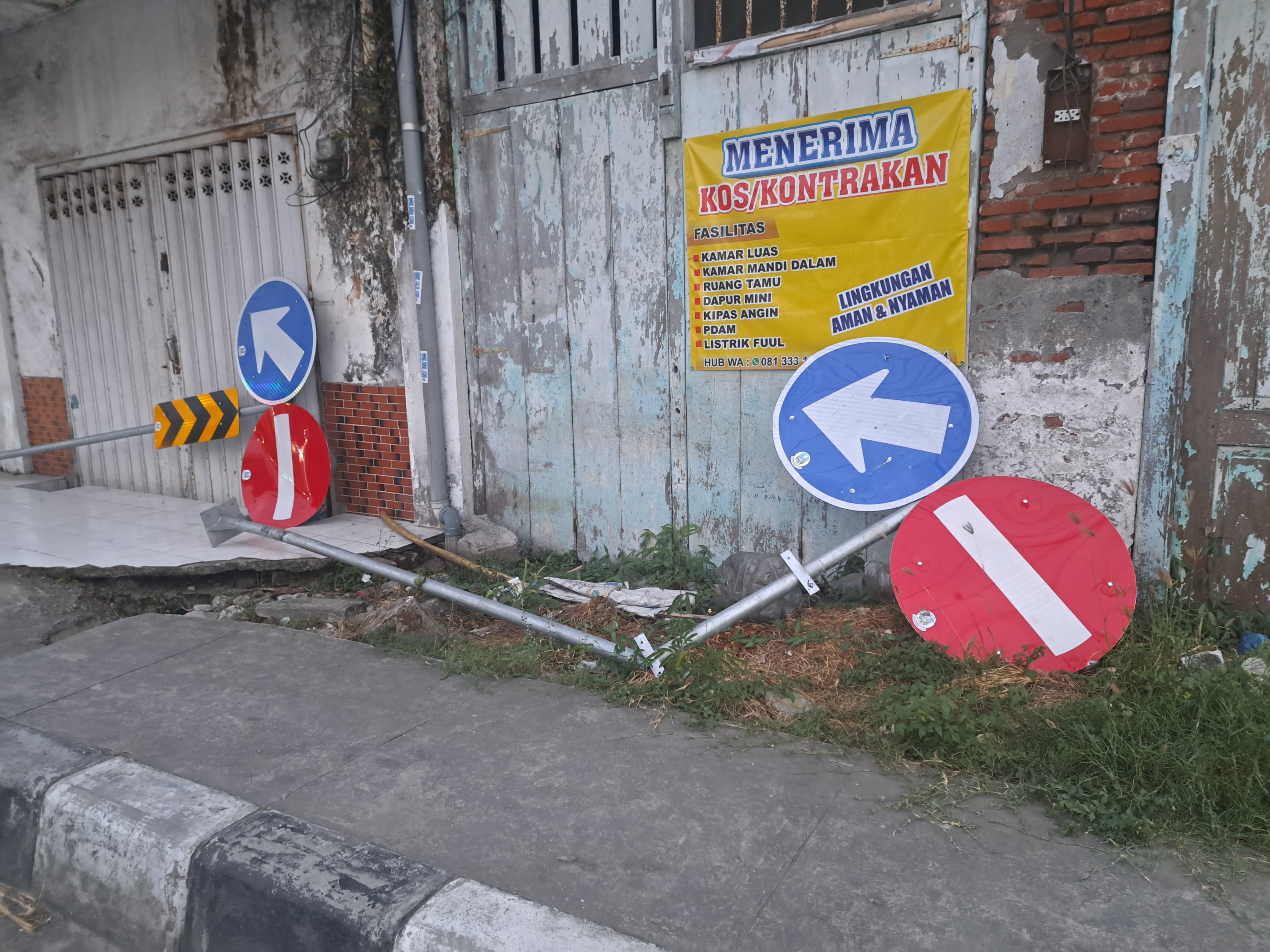 Rambu lalin yang baru saja dipasang di separator tengah jalan menuju jembatan baru Ploso rusak (26/9).