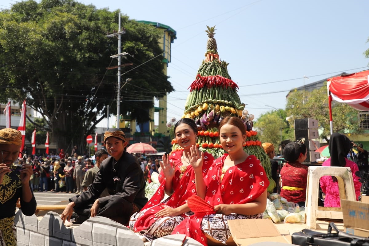 Kegiatan pawai budaya mobil hias dan hasil bumi Dinas P dan K Jombang (31/8).