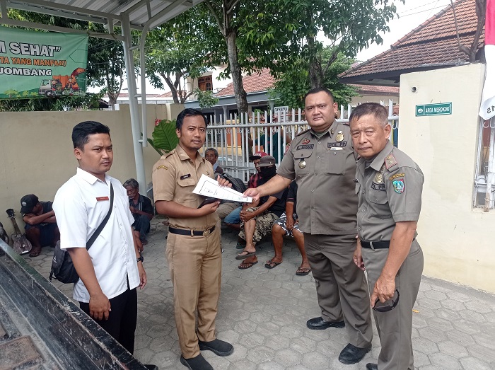 Satpol PP melekukan penertiban ODGJ dan anak jalanan.