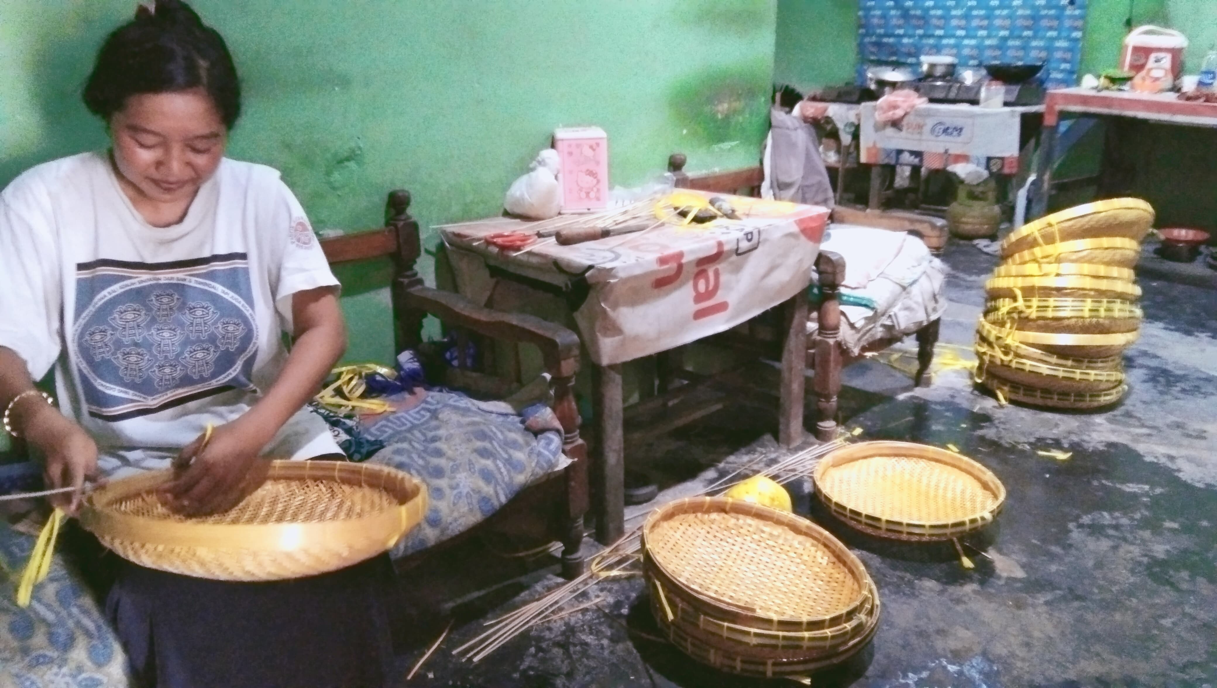 Proses pembuatan anyaman bambu di Desa Segodorejo, Kecamatan Sumobito, Jombang
