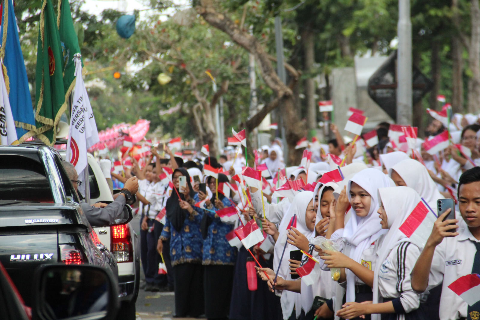 Ribuan warga dan siswa antusias menyambut kirab Pataka Jer Basuki Mawa Beya di Jl KH Ahmad Dahlan hingga menuju Pendopo Kabupaten Jombang, Selasa (1/10).