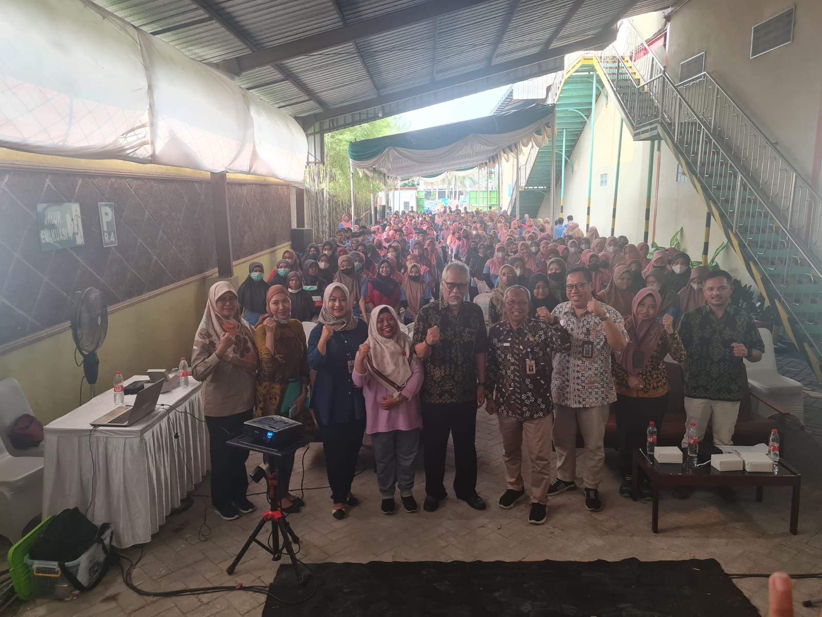 Peserta bimtek bersama Kepala Disnaker, Isawan Nanang, Asisten 2 Wignyo Handoko , Kabid Hubungan Industrial dan Persyaratan Kerja, Rika Paur Fibriamayusi, di Perak Jumat (27/9).