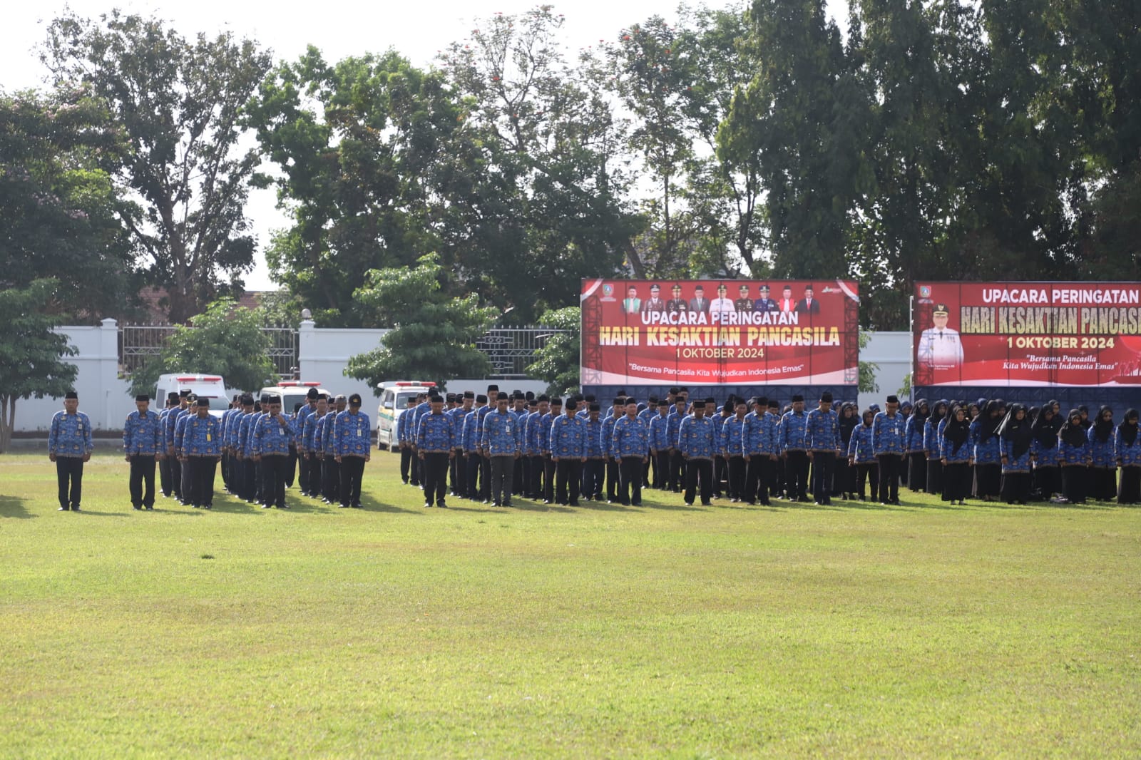 ASN di lingkup Pemkab Jombang mengikuti upacara di lapangan Pemkab Jombang, Selasa (1/10).