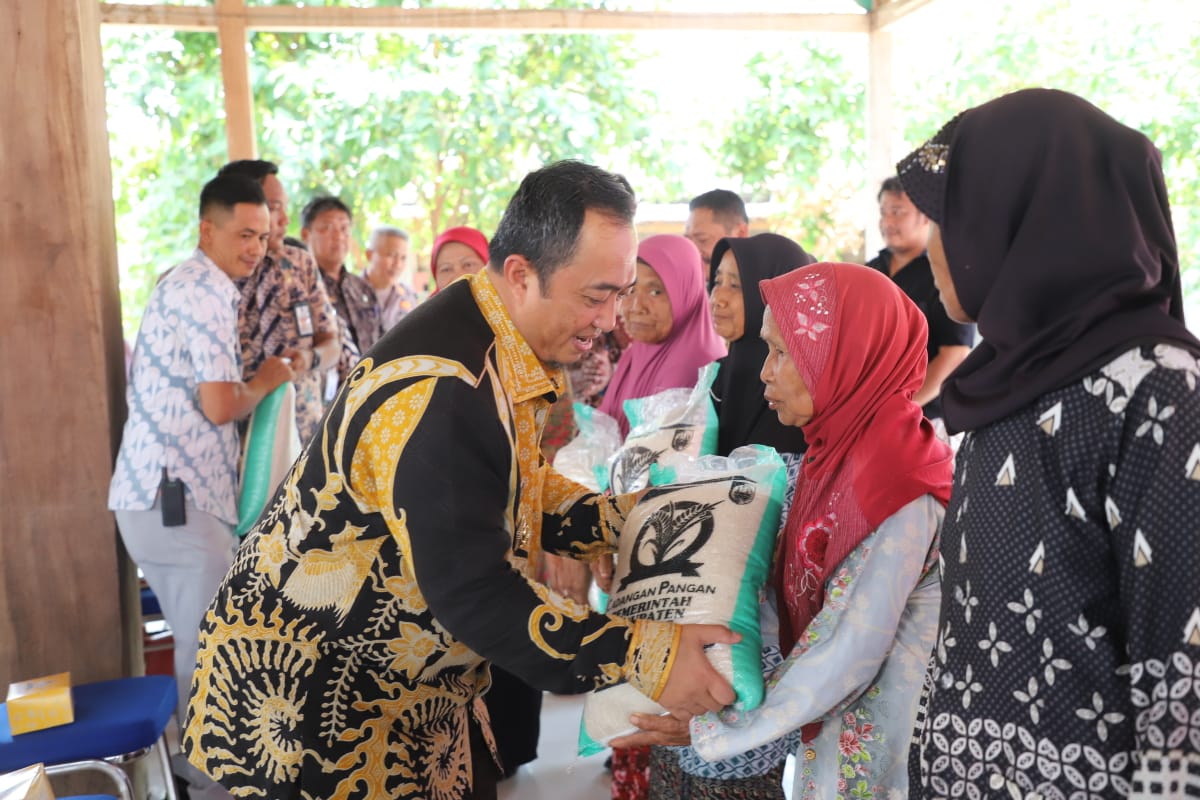 Pj Bupati Jombang Teguh Narutomo menyerahkan bantuan beras CPPD kepada penerima manfaat di balai Desa Sumberaji, Kecamatan Kabuh,