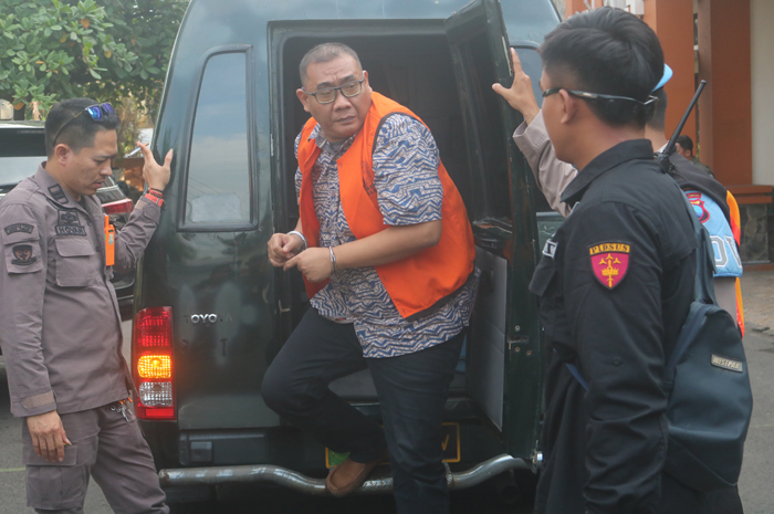 Fiqi Efendi, terdakwa kasus korupsi dana hibah provinsi Jatim di Jombang saat digelandang ke Kejari Jombang