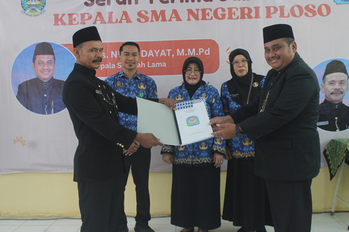 Serah terima buku memori kepada Plt Kepala SMAN Ploso, Ba&rsquo;i MMPd