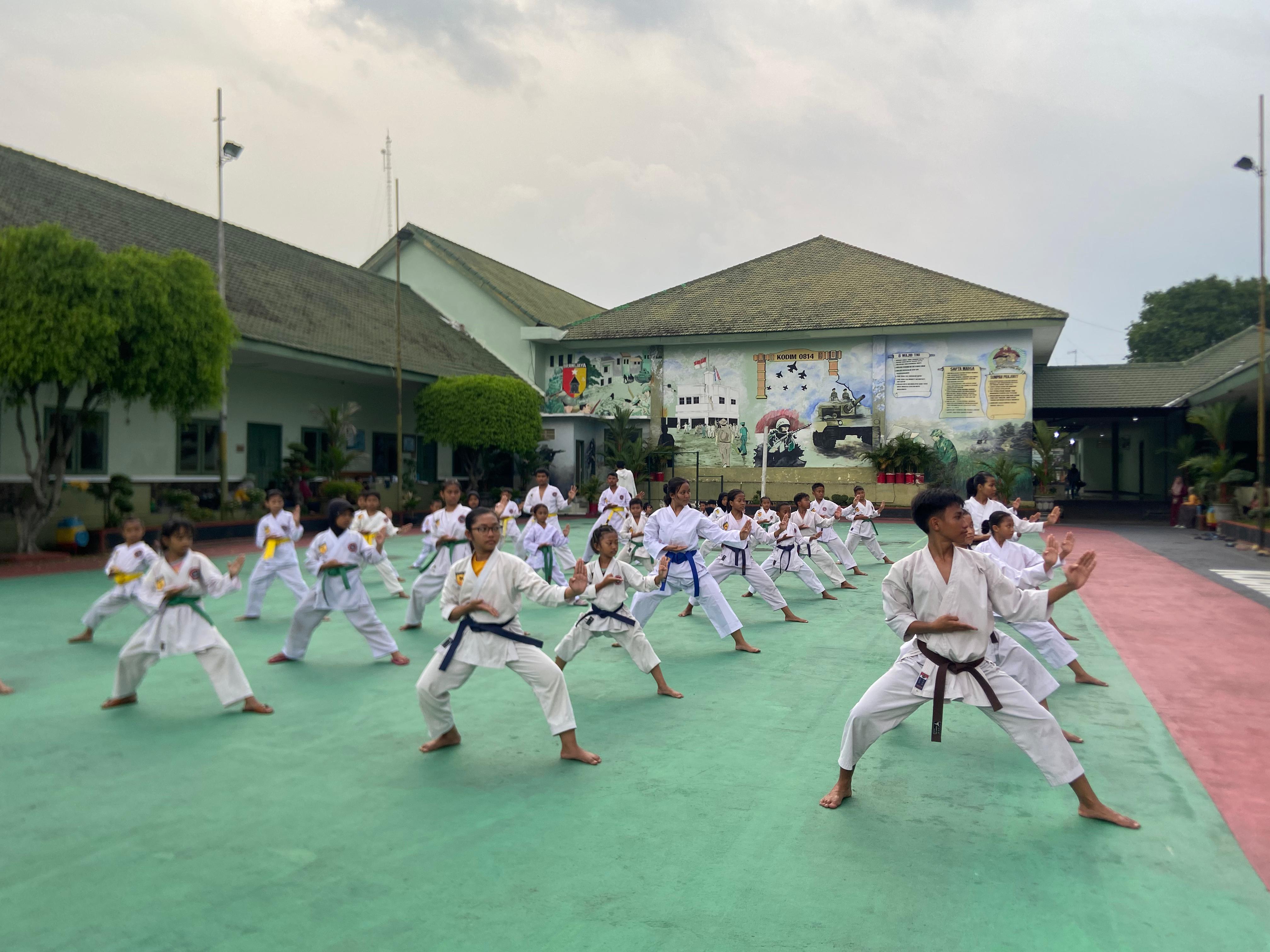 Atlet karate Dojo Satria Jombang latihan persiapan Jombang Open di Kodim 0814 Jombang, kemarin (2/10).