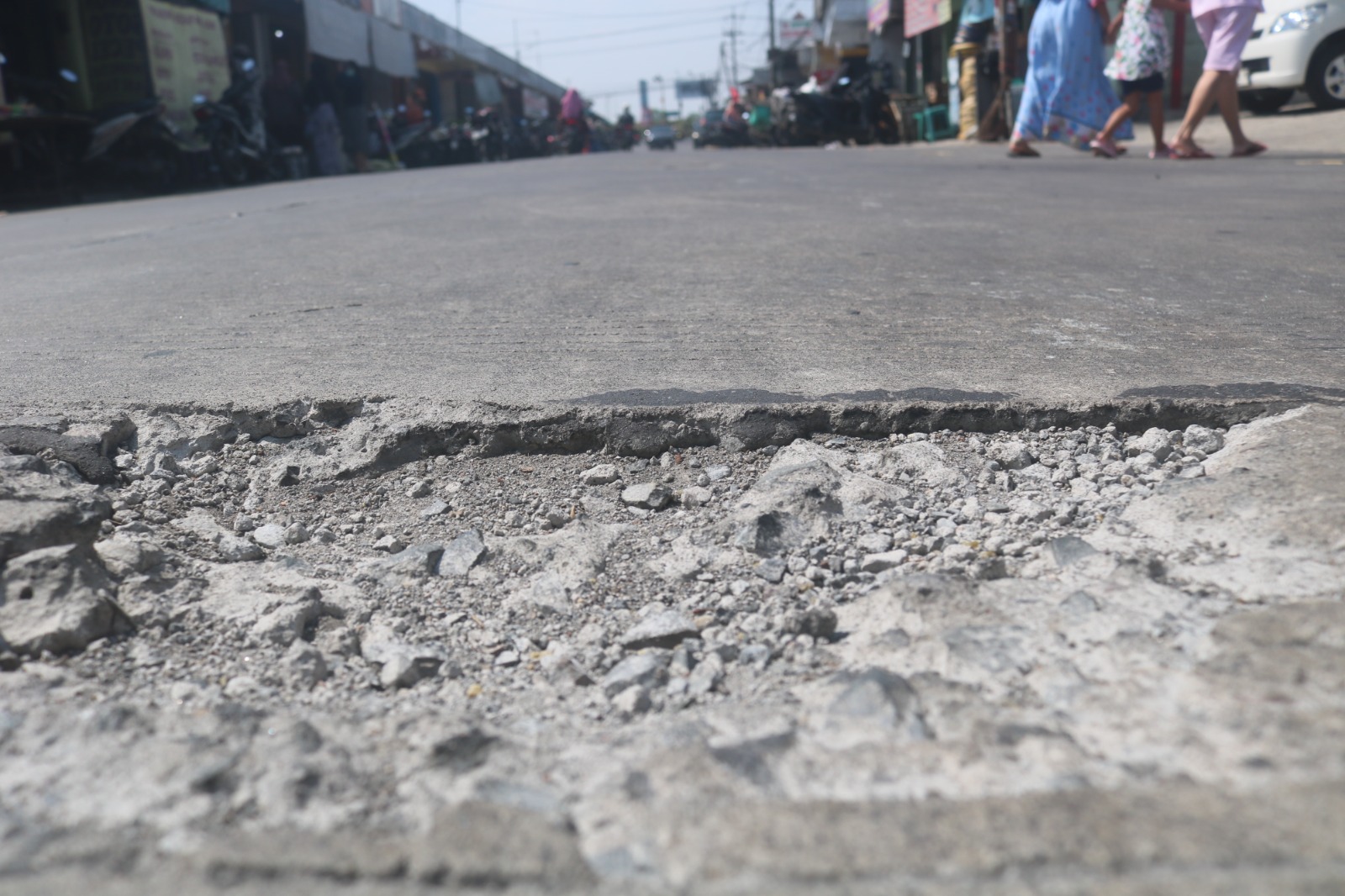 Kondisi Jalan Cor ruas Kabuh-Tapen Jombang yang sudah rusak meski belum setahun dibangun
