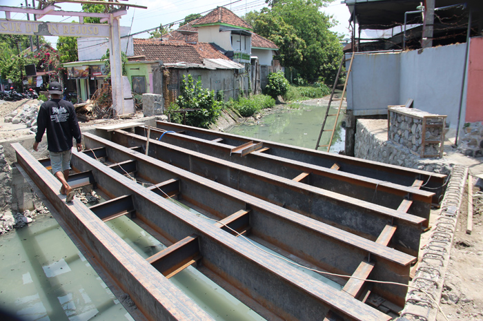 Proyek rehabilitasi jembatan ruas Tambar&ndash;Rejoso di Desa/Kecamatan Peterongan belum selesai, Kamis (3/10).