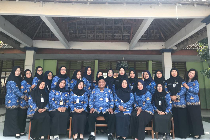 Kepala SMPN 2 Mojoagung, Sugeng Wibowo MPd, bersama para guru