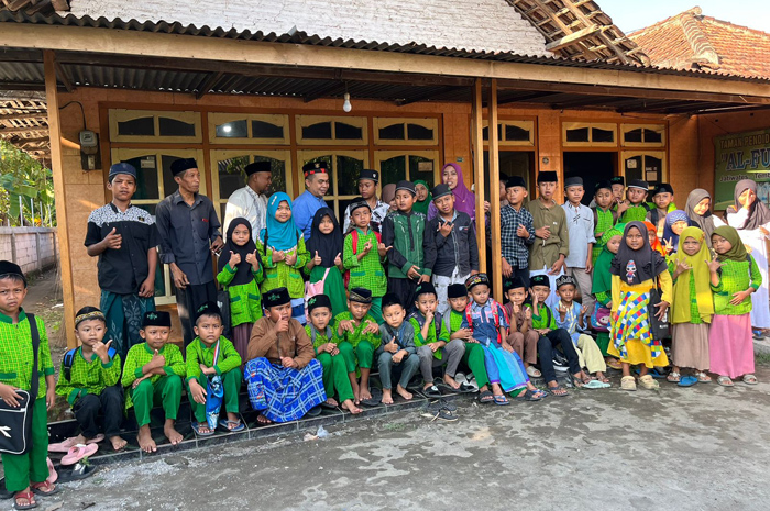 HM Syarif Hidayatullah ST MMT (Gus Sentot) mengunjungi TPQ Al Furqon Jatiwates, Kecamatan Tembelang, Sabtu (28/9).