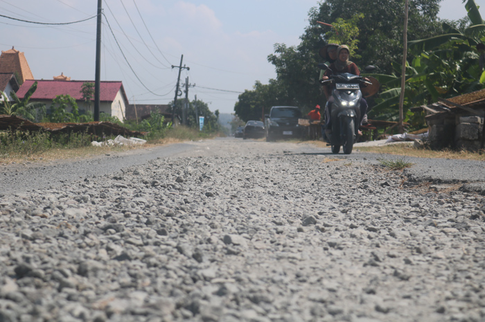 Jalan kabupaten yang kondisinya rusak parah di Desa Banjardowo, Kabuh ini bakal diperbaiki di P APBD 2024