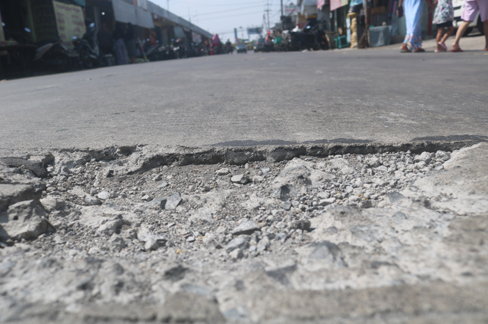 Kondisi jalan cor ruas Kabuh-Tapen di Desa Tapen, Kecamatan Kudu, Jombang yang sudah rusak meski belum setahun dibangun.