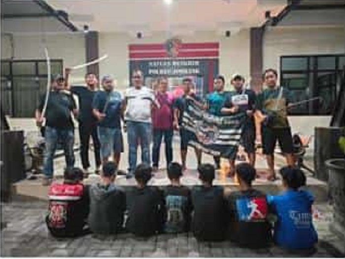 Foto sejumlah anggota gangster bersajam yang beraksi di Mojoagung usai dibekuk polisi dan diamankan di Satreskrim Polres Jombang