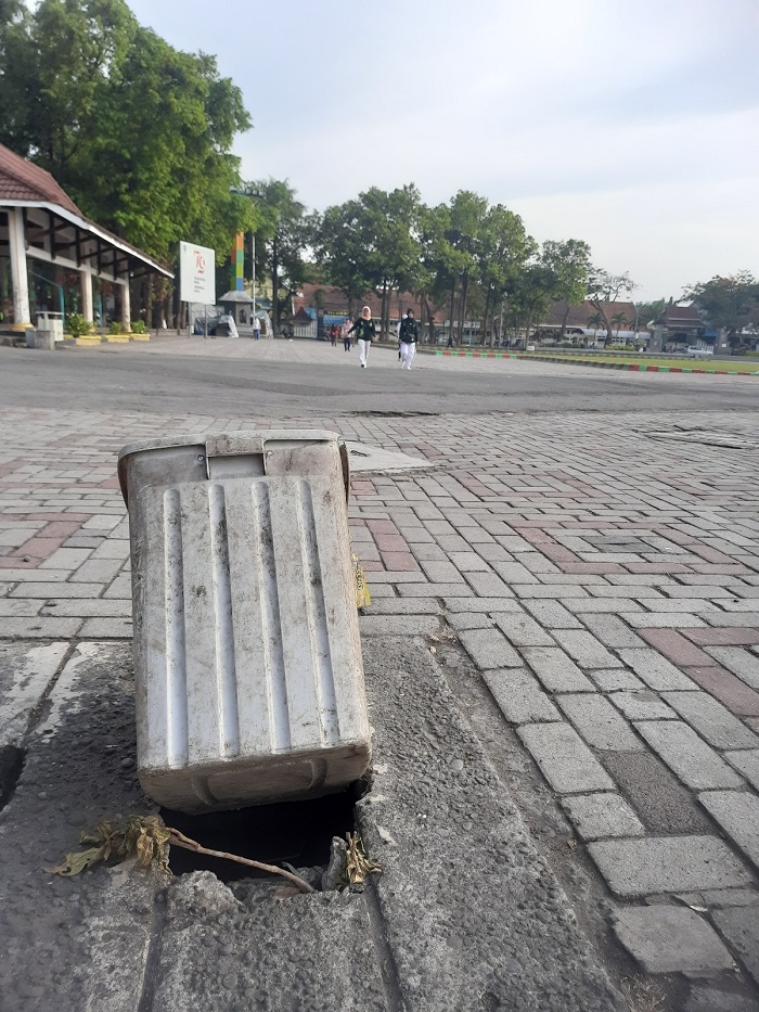 MEMBAHAYAKAN: Manhole di Alun-Alun Jombang yang berlubang ditutup tong sampah (6/10).
