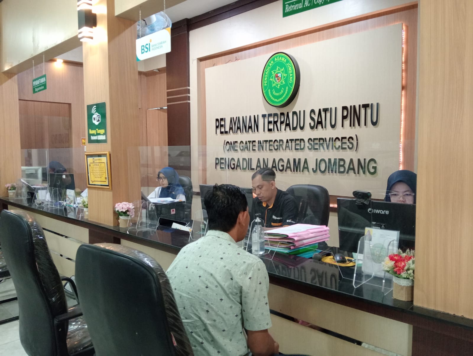 TETAP BERJALAN: Sejumlah warga mengakses layanan di kantor Pengadilan Agama Jombang, Senin (7/10).
