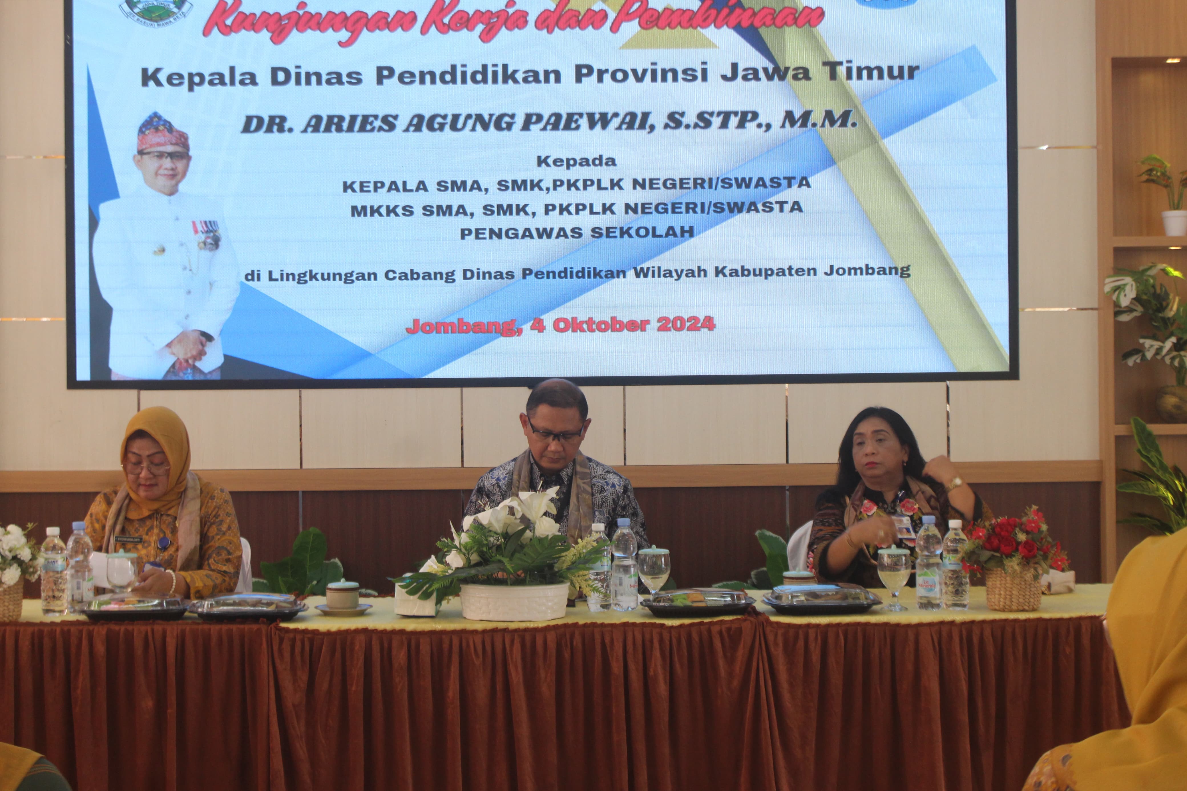 (Dari Kiri) Evi Widadjanti MM kacabdindik Jatim di Jombang ,  Kadikdik Jatim Dr Aries agung paewai SSTp, MM dan Kasi SMK Dinas Pendidikan  Provinsi Jatim saat memberi pengarahan ke kepala sekolah SMA