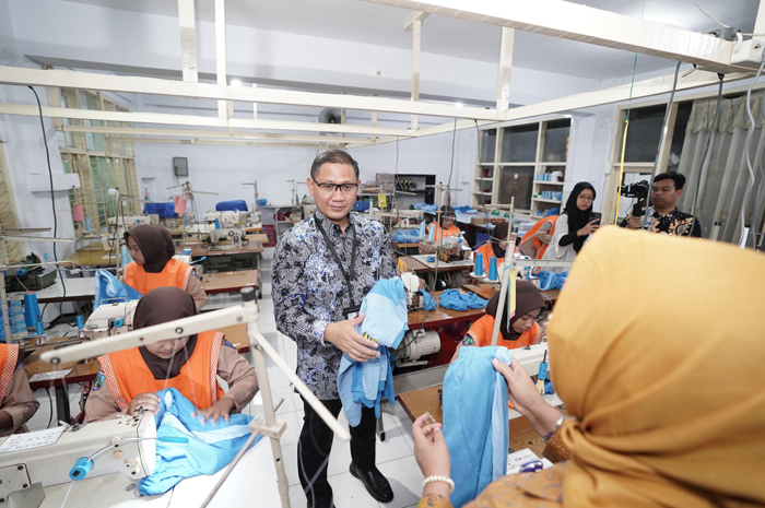 Kadindik Jatim  Dr Aries agung paewai SSTp, MM meninjau laboratorium tata busana SMKN 2 Jombang