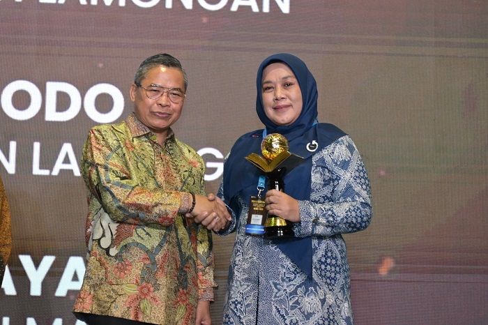 1.	MEMBANGGAKAN: Wakil Menteri Lingkungan Hidup dan Kehutanan, Alue Dohong,  memberikan penghargaan Adiwiyata Mandiri kepada Kepala MtsN 16 Jombang, Hj Emi Tahmidah, di Jakarta (2/10).