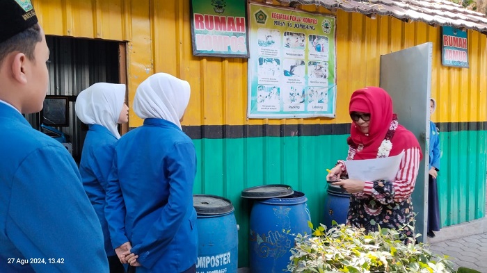 INOVASI: Kegiatan verifikasi lapangan pengelolaan sampah di MTsN 16 Jombang.